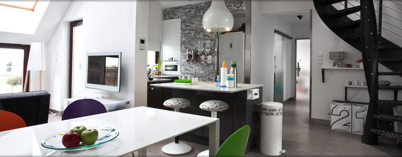 Jasny salon z kuchnią w nowoczesnym mieszkaniu